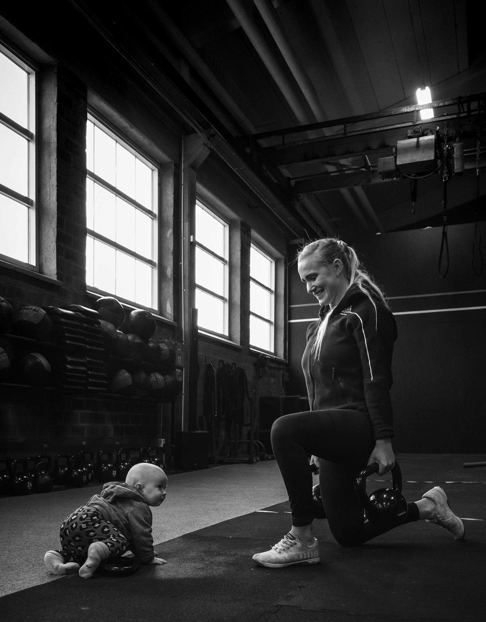 Coach C utövar mammaträning i Växjö med sin bebis Olle.
